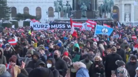 Οι νεοναζί και οι φιλελεύθεροι διαμαρτύρονται κατά των μέτρων Covid-19 στη Βιέννη
