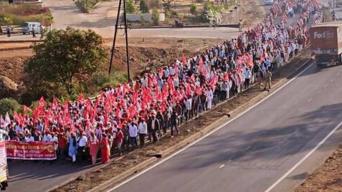 Χιλιάδες χωρικοί βαδίζουν στη Βομβάη με κόκκινες σημαίες