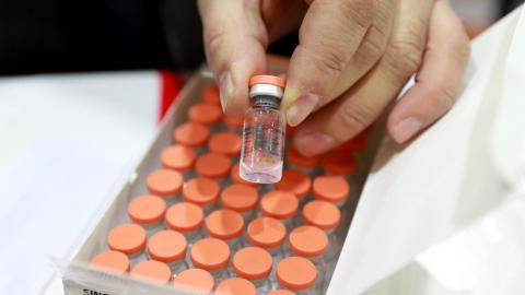 Koca: Θα έχουμε 100 εκατομμύρια δόσεις εμβολίου έως τα τέλη Απριλίου
